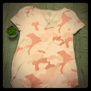 👚 EUC Hollister SO CUTE pink camo shirt